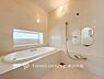 浴室：「Bathroom」掃除のしやすさ・収納の便利さなど、おふろを使う人、お手入れする人、みんなにとっての「しあわせ性能」を追求したバスルームを採用いたしました。