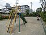 周辺：広々とした芝生広場があり、春には桜が咲き誇り、多くの花見客で賑わいます。また、遊具も設置されており、子どもたちがのびのびと遊べる場所として、家族連れにも好まれます。