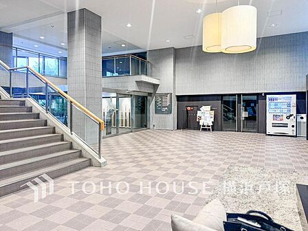 【Entrance】心地よさと品格が出会うエントランス。訪れるたびに特別な時間が始まる、洗練された迎えの空間。