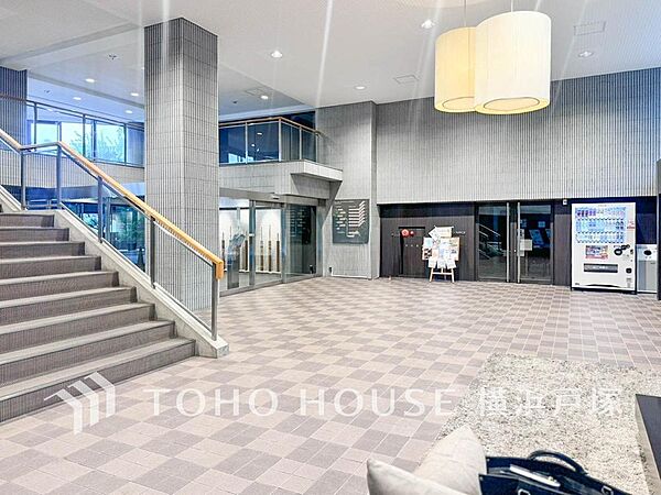 【Entrance】心地よさと品格が出会うエントランス。訪れるたびに特別な時間が始まる、洗練された迎えの空間。