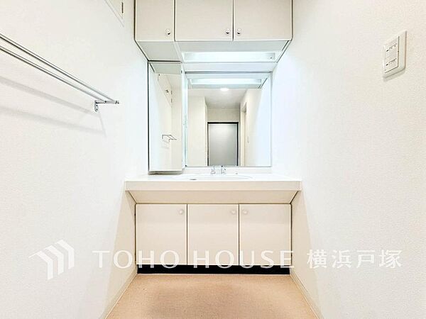 【Powder room】清潔感のあるプライベート空間は、身だしなみチェックや肌のお手入れに最適です。収納もあり、スッキリと見映えの良い空間に拵えました。時間に余裕とゆとりを持たせます。