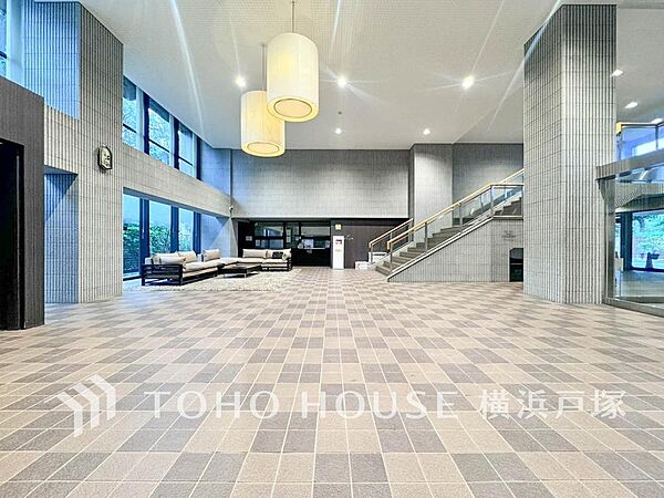 【Entrance】上質感漂うエントランス。めまぐるしく過ぎ行く日々の中でゆったりとした休息と癒しを提供してくれる居住者のプライベート空間があります。