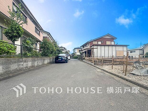 【Frontal road】穏やかな街並みの中で、陽光と開放感を感じながら暮らせる魅力ある住環境です。(2026.10)