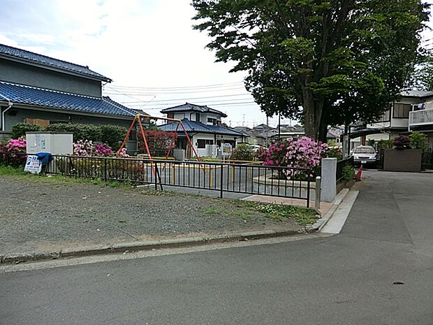 二ツ橋第二公園まで約80m。木々に囲まれた落ち着いた雰囲気の公園です。遊具やベンチが整い、子どもの遊び場や散歩の休憩に利用されています。