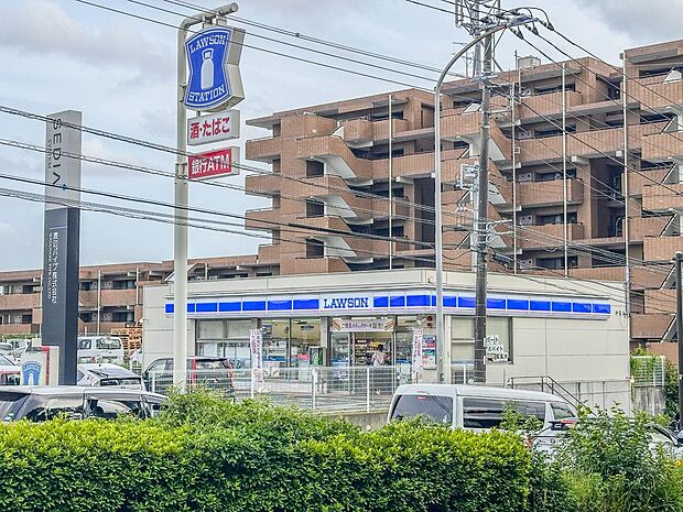 ローソン瀬谷二ツ橋南店まで約280m。食品や飲料、日用品などを手軽に購入できる24時間営業のコンビニ。スイーツや弁当、ホットスナックも揃い、便利に利用できます。