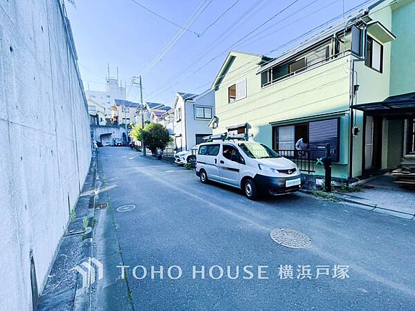 【Frontal road】穏やかな街並みに囲まれ、陽光と開放感を身近に感じられる住環境。落ち着いた雰囲気の中で、家族との時間を大切にしながら心地よく暮らせます。