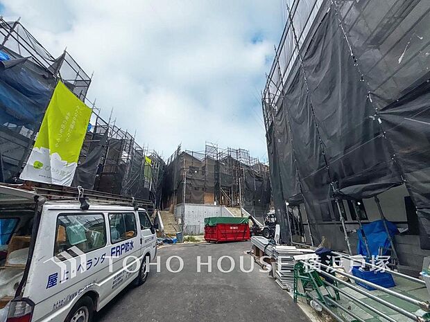【Frontal road】周辺に建ち並ぶ邸宅も落ち着いた雰囲気を醸し出している邸宅街の一角。(18～21号棟 2026、10)