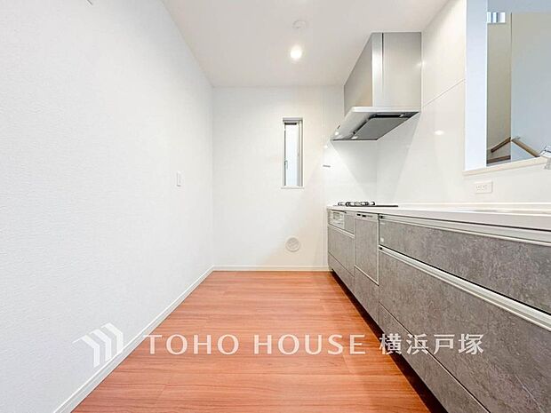 【Kitchen】ご家族みんなで調理ができる位のスペースを実現したキッチン空間となっております。みんなで作った料理を召し上がりながらの会話は、どのような物になるのでしょうか。