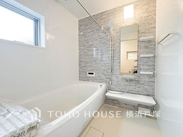 【Bathroom】1日の疲れを取り心身を癒すことができる住まいの中のリラクゼーション空間、リラックスできるよう優しいカラーをチョイスしました。時を忘れるほどのんびりできる空間に。