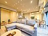 リビング/ダイニング：【Living room】明るく開放的な空間が広がるLDK。室内には豊かな陽光が注ぎ込み、爽やかな住空間を演出。