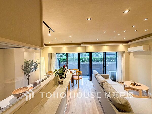 【Living room】一日の中で多くの時間を過すことになる住まいだからこそ、いつも穏やかな空間であるように心掛けています。構成する建材などへの配慮が、住まう方の健康を守ります。