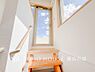 室内：【Stairs】家の中での移動を快適にする階段。機能性と美しさを兼ね備え、空間にアクセントを与えるデザイン。