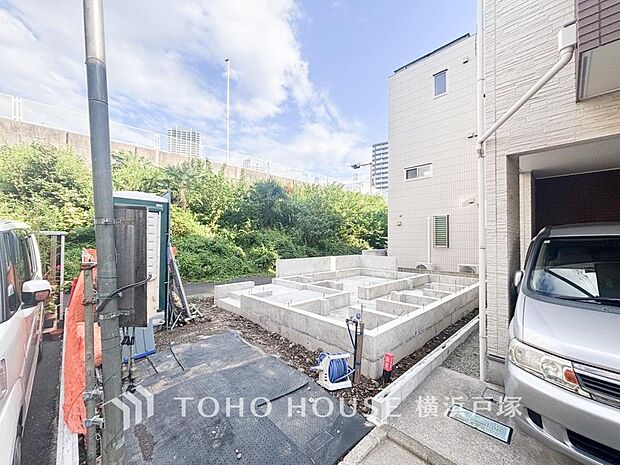 【Appearance】便利な駅近くに位置しながら、ゆったりとした時間を享受できる住まい。対面キッチンの広々LDKと特別なルーフバルコニーが、ご家族の爽やかで自由な毎日を鮮やかに彩ります。