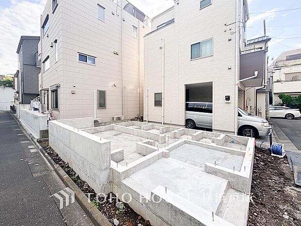 【Appearance】利便性に恵まれた街並みに美しく溶け込むモダンな外郭デザイン。空間をすっきり保てる豊富な収納と開放的な屋上バルコニーが、住まうご家族にゆとりと心地よさをもたらします。