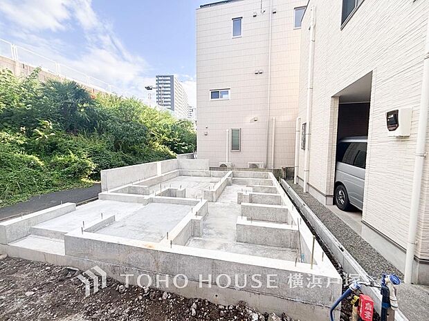 【Appearance】温かな陽光と心地よい風を届ける洗練されたフォルム。約18帖の大空間リビングや開放感あふれるルーフバルコニーなど、日常の何気ない時間を特別に彩るこだわりの設計です。