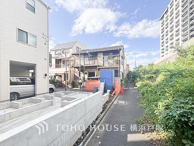【Appearance】穏やかな風と陽光を導き、プライバシーに配慮された設計プランを採用し、居住性を一段と心地よいものにしています。周辺環境とのコラボレーションにより明るく開放的な空間を演出。