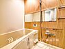 浴室：【Bathroom】1日の疲れを癒すバスルームは、心地よいリラックスを叶える清潔感溢れる美しい空間です。心からゆったりと寛いでいただけるよう、ゆとりのスペースを確保してます。