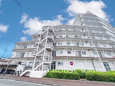 【Appearance】爽やかな青空の下に贅沢なほどに降り注ぐ陽光、豊かな居住性と、クオリティが見事に調和した住空間は、住まうことの喜びを感じさせてくれます。