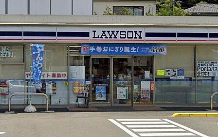 ローソン鎌倉台四丁目店(250m)台4丁目エリアの住宅街沿道にある使い勝手の良いコンビニ。人気のマチカフェや各種スイーツ、お惣菜が充実しており、近隣住民の日常使いやサッとした買い出しに最適です。