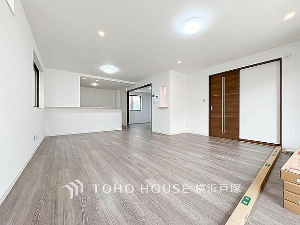 【Living room】家族が集い、笑顔があふれる空間。明るく広々としたリビングで、日常に贅沢なひとときを。