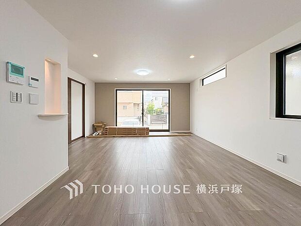 【Living room】くつろぎと交流の中心、広がる空間。温もりと光に包まれたリビングで、家族の絆が深まる毎日を。