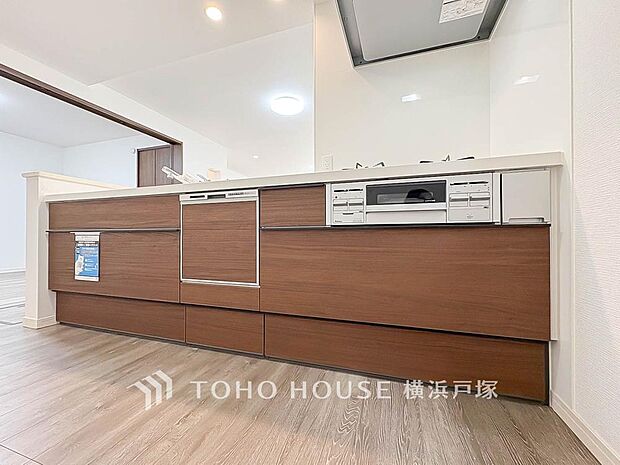 【Kitchen】誰もが使いやすいデザインにこだわったキッチン。プライベートスペースを彩るインテリアとしての美と、快適な日常を支える機能性と強さがひとつになったキッチンです。