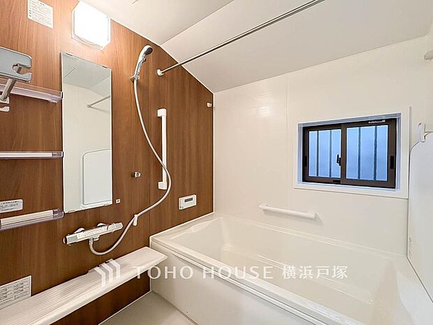 【Bathroom】快適な使い心地とゆとりある空間が1日の疲れを解きほぐすバスルーム。空間も浴槽もゆったりのびのび使えるゆとり設計。広く感じるゆとり設計で快適なリラックスタイムを過ごせます。