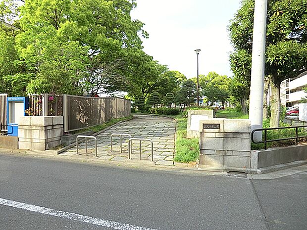 金沢八景公園(300m)自然を身近に感じられる落ち着いた公園で、散策や休憩に適した空間が広がります。四季の移ろいを楽しめ、地域の憩いの場として利用されています。