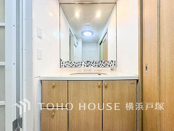 手で洗いたい大切な服など、広く使えると助かる洗面台は汚れの付きにくい形状と素材で造られております。