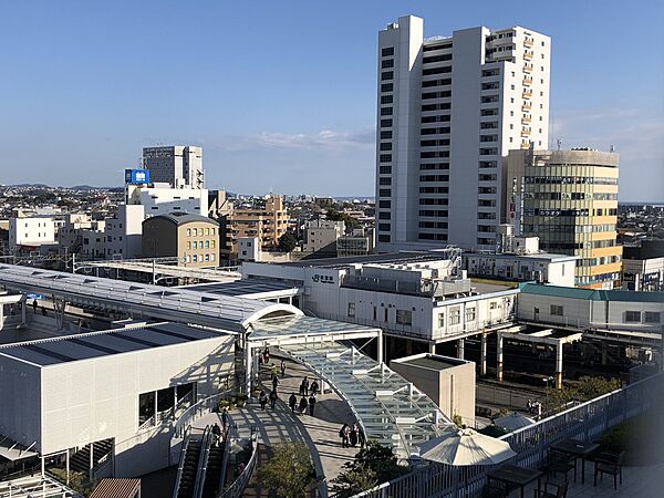 JR東海道線「辻堂」駅（2300ｍ）都心の主要な駅まで乗り換えなしで通勤通学でき、鎌倉・江ノ島などの観光地へのアクセスも良好です。