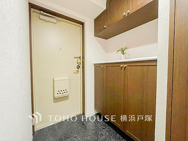 【Entrance】居住者の帰り、訪れる方を優しく迎え、やすらぎに満ちた生活空間を予感させる。健やかな暮らしを楽しめそう。