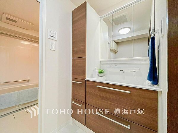 【Powder room】脱衣スペースを含む空間はゆとりの広さを設け、また洗面化粧台にも収納スペースを設ける事により、散らかりやすい洗面スペースをスッキリ保てます。
