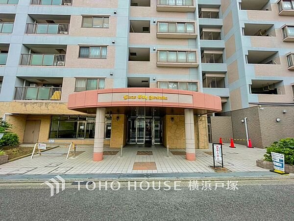 【Entrance】家族やゲストをやさしく迎える玄関。シンプルな中にセンスが光る、印象的なエントランス空間。
