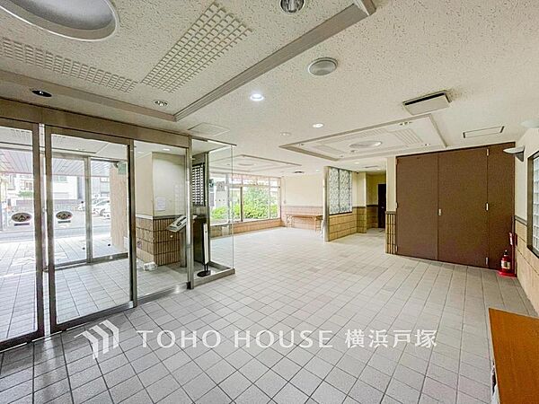 【Entrance】足を踏み入れると静穏な時間が流れるエントランスホール。心やすらぐ憩いのスペース。ゆったりと寛ぎながら、思い思いの時間を過ごせる空間です。