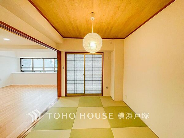 【Japanese-style room】和室があることで落ち着きと癒しの空間が生まれます。来客時の客室としても利用できますし、お子様のプレイルームやお昼寝に最適なお部屋です。