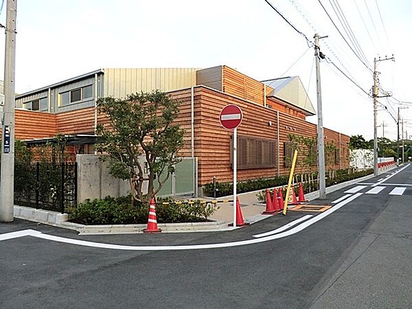 平塚学園松風幼稚園（750ｍ）木のぬくもりある園舎と広い園庭をもち、遊びや行事を通じて子どもの自主性・協調性・豊かな感性を育む教育を行っています。