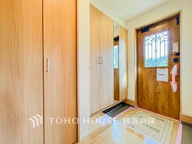【Entrance】清潔感溢れる玄関がお出迎えする本邸宅の物語は、ここから始まる日常を期待させます。この場所には「希望」と「優越」で包み込んでくれる「特別」な空間があります。
