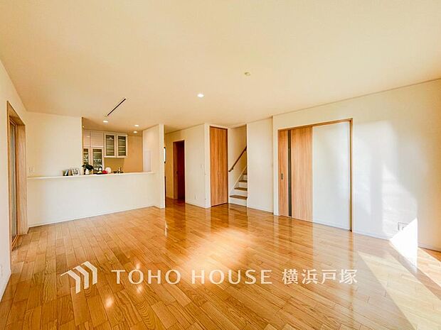 【Living room】光と風が溢れる開放的なリビングダイニングには自然と家族みんなが集まってきます。明るく穏やかな空気の中で飲んだり、食べたり、笑ったり。