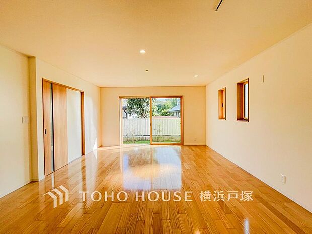 【Living room】シンプルで居心地の良いリビングスペース。家族の時間をゆったり楽しめる、温もりを感じる住まいの中心。