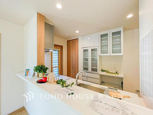 【Kitchen】ご家族みんなで調理ができる位のスペースを実現したキッチン空間となっております。