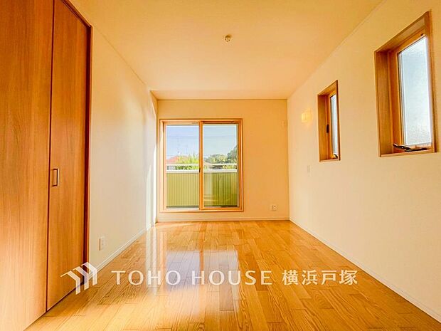 【Room】穏やかな風と陽光を導き、プライバシーに配慮された設計プランを採用し、居住性を一段と心地よいものにしています。明るく開放的な空間を演出しております。