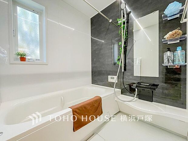 【Bathroom】1日の疲れを取り心身を癒すことができる住まいの中のリラクゼーション空間、リラックスできるよう優しいカラーをチョイスしました。時を忘れるほどのんびりできる空間に。
