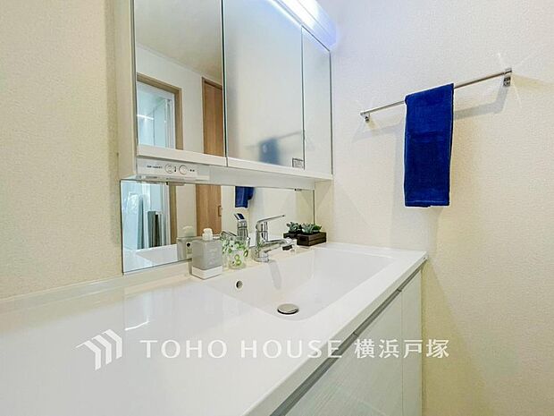 【Powder room】平日の朝であっても、落ち着きとくつろぎを感じられる。歯磨き粉が行方不明になるようなごちゃごちゃ感も解消。コーディネートされた空間で気持ちよく身だしなみを整えられます。