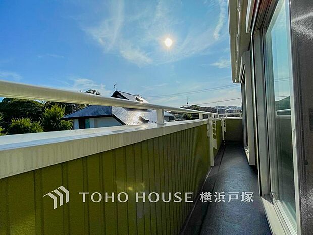 【Balcony】気持ちのいい空が見渡せる広いバルコニー。爽やかな風を感じて、心躍る素敵な暮らしがはじまります。