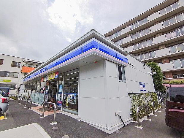 ローソン洋光台通り店(550m)ローソン洋光台通り店まで548m 洋光台通りの主要沿道沿いに位置する使い勝手の良いコンビニ。人気のマチカフェやスイーツ、お惣菜が充実しており、車での立ち寄りや日常のサッ