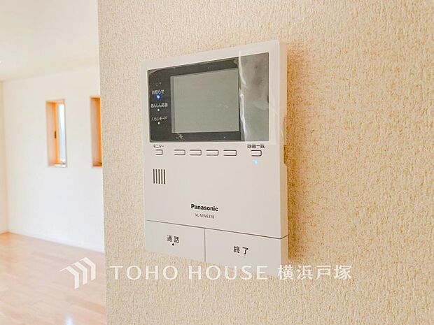 【Video intercom】「見える安心」をカタチにしました。誰が来てもわかる様にモニター付きインターホンを設置。家事導線を考慮した個所に設置し防犯性と利便性に優れ快適と安らぎを合わせた優しい設計