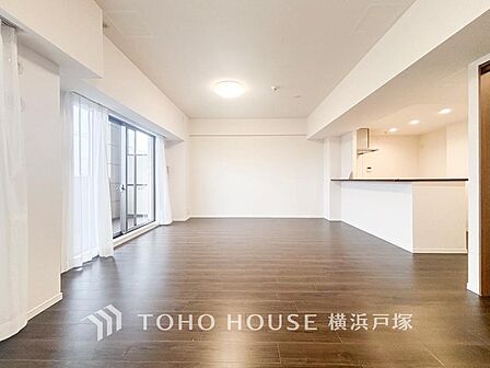 【Living room】明るく開放的な空間が広がるLDK。室内には豊かな陽光が注ぎ込み、爽やかな住空間を演出。
