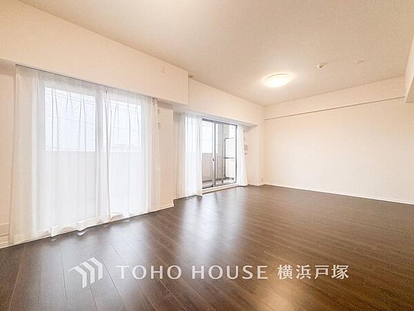 【Living room】光と風が溢れる開放的なリビングダイニングには自然と家族みんなが集まってきます。明るく穏やかな空気の中で飲んだり、食べたり、笑ったり。