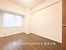 寝室：【Room】1日の疲れを癒し、心地よく寛げるようゆったりとした広さを確保しています。プライベートタイムをより優雅に穏やかに…。落ち着いた雰囲気を紡ぎます。
