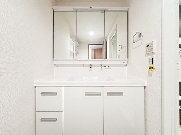 【Powder room】清潔感のあるプライベート空間は、身だしなみチェックや肌のお手入れに最適です。収納もあり、スッキリと見映えの良い空間に拵えました。時間に余裕とゆとりを持たせます。